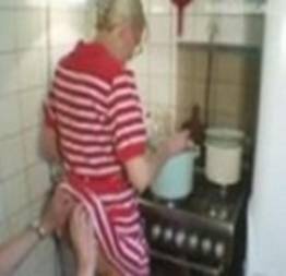Dona de casa loira na cozinha e o marido resolve fazer um trabalho picante
