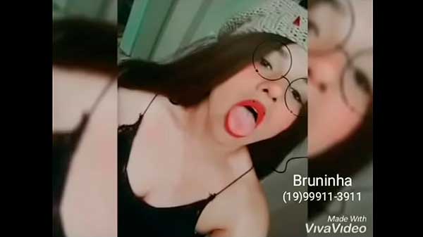 Safadinha deliciosa chupou o pau até o talo safadinha caiu na net depois que apareceu chupando a piroca de um macho tara