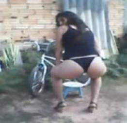 Esposa novinha mostrando o rabo no terreiro
