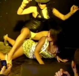 Putaria total das safadas no palco do baile funk