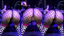 Funkeira deliciosa rebolando de calcinha no palco do baile